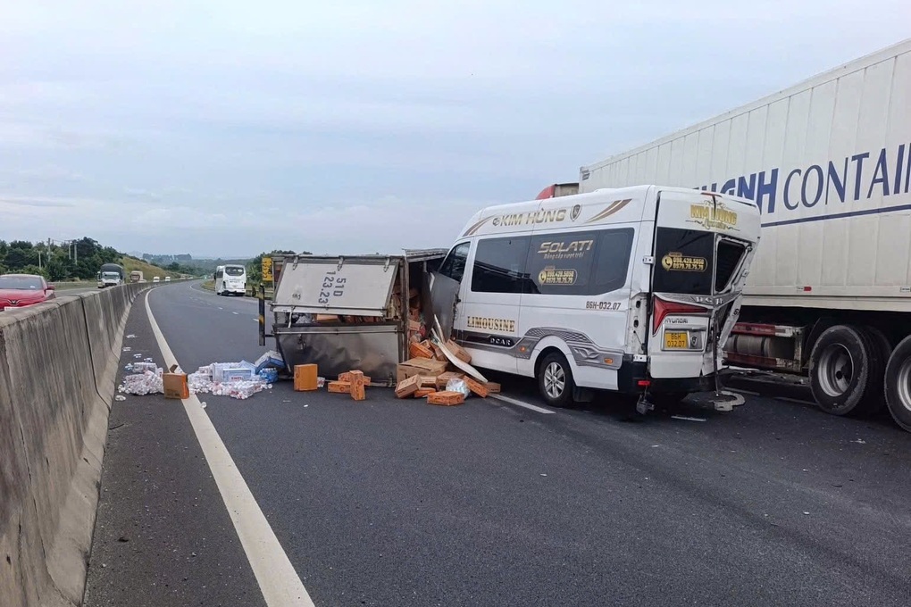 Xe chở hàng cứu trợ vùng lũ gặp tai nạn trên cao tốc Phan Thiết - Dầu Giây - 1