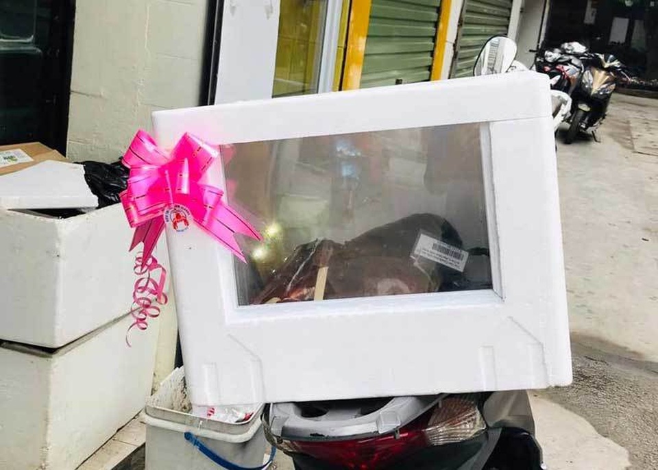 Tôm hùm, cua hoàng đế đóng hộp kính: Quà Tết trăm triệu đồng, sếp biếu nhân viên ăn ngay - 3 Tôm hùm, cua hoàng đế đóng hộp kính: Quà Tết trăm triệu đồng, sếp biếu nhân viên ăn ngay - 3