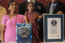 Cuộc sống đặc biệt của cô gái nhỏ nhất thế giới, 26 tuổi chỉ nặng 5kg