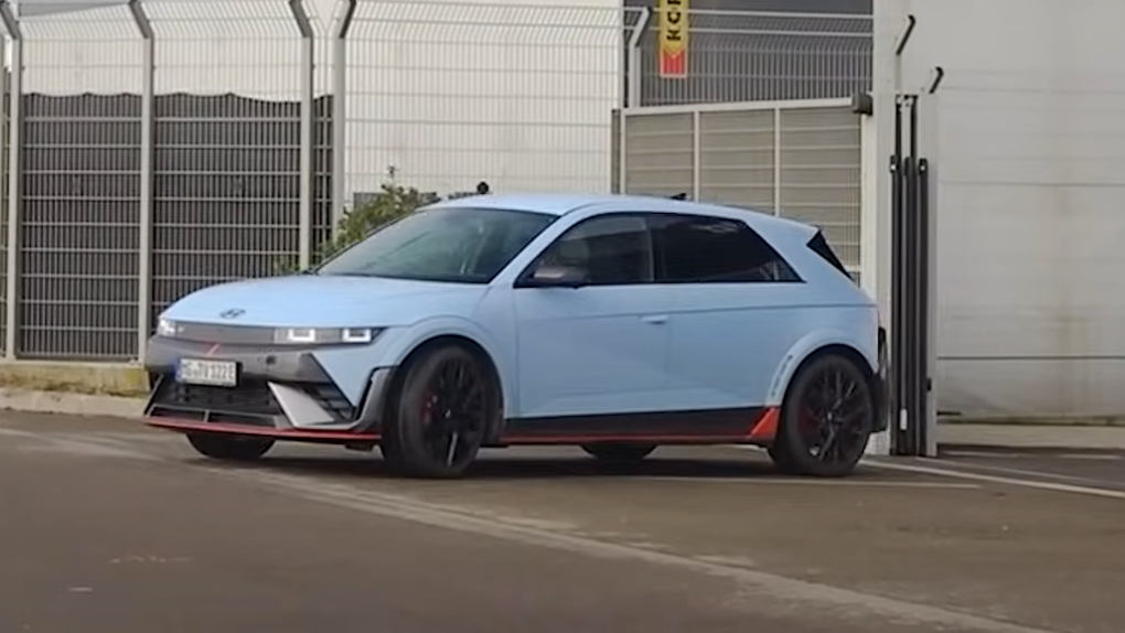 Lamborghini gây xôn xao khi lái thử xe Hyundai Ioniq 5 N - 1