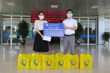 Nhiều món quà ý nghĩa đến với các "chiến sĩ nhí" chiến đấu với Covid-19