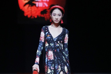 Biến tấu lạ mắt với những trang phục rực rỡ sắc màu đậm chất truyền thống