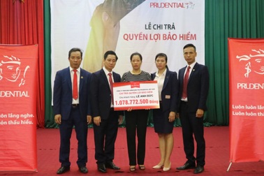 Prudential chi trả quyền lợi bảo hiểm cho khách hàng tại Hưng Yên
