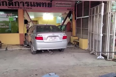 Đạp nhầm chân ga, cụ bà lao ô tô vào phòng khám bệnh