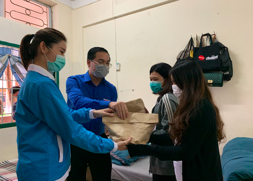 Trao 8.000 suất ăn mỗi ngày tiếp sức sinh viên, công nhân, bệnh nhân - 1 Trao 8.000 suất ăn mỗi ngày tiếp sức sinh viên, công nhân, bệnh nhân - 1