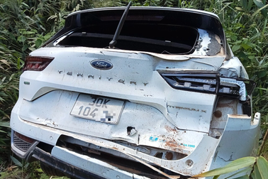 Xe con lao xuống vực khi đang di chuyển trên đường Hồ Chí Minh