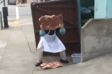 Kinh hãi với cách rã đông thịt của một nhà hàng