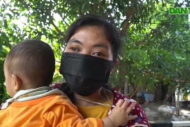 Người mẹ khuyết tật và hai con thơ được bạn đọc giúp đỡ hơn 100 triệu đồng