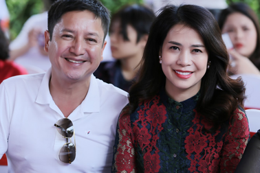 “Táo giao thông” Chí Trung tình tứ sánh đôi cùng bạn gái kém 17 tuổi