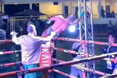 Ăn mừng chiến thắng quá đà, võ sĩ châu Âu bị điện giật, đổ gục xuống sàn