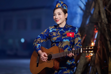 Thiếu úy, ca sĩ Đoàn Hồng Hạnh và món quà ý nghĩa tặng lính hải quân