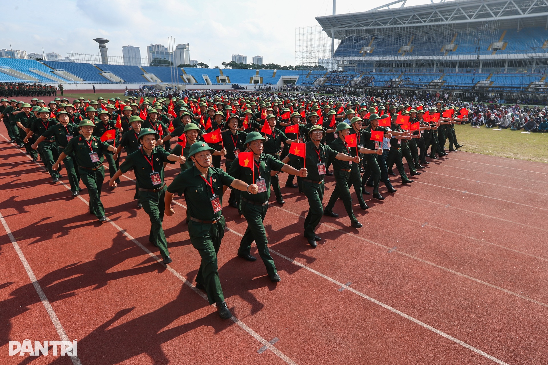 Người dân đổ về sân Mỹ Đình chiêm ngưỡng khí tài quân sự và dàn pháo lễ - 15 Người dân đổ về sân Mỹ Đình chiêm ngưỡng khí tài quân sự và dàn pháo lễ - 15