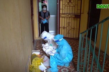 Nhân viên y tế gõ cửa từng nhà, đưa F1 tại ổ dịch Thanh Xuân Nam đi cách ly