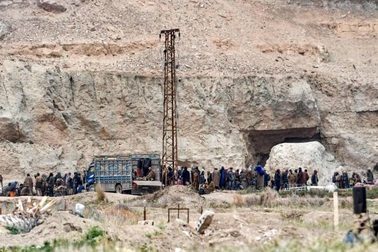 Phiến quân IS ở Syria lũ lượt chui từ dưới hầm lên đầu hàng