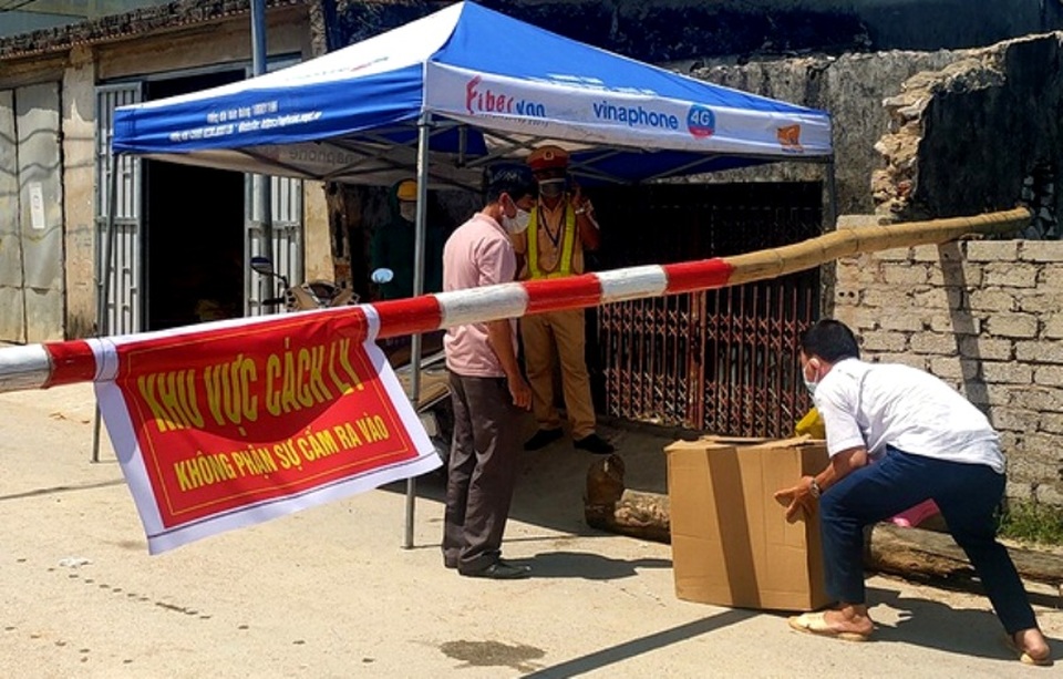 Quân khu 4 phun khử khuẩn khu vực liên quan bệnh nhân Covid-19 - 4 Quân khu 4 phun khử khuẩn khu vực liên quan bệnh nhân Covid-19 - 4
