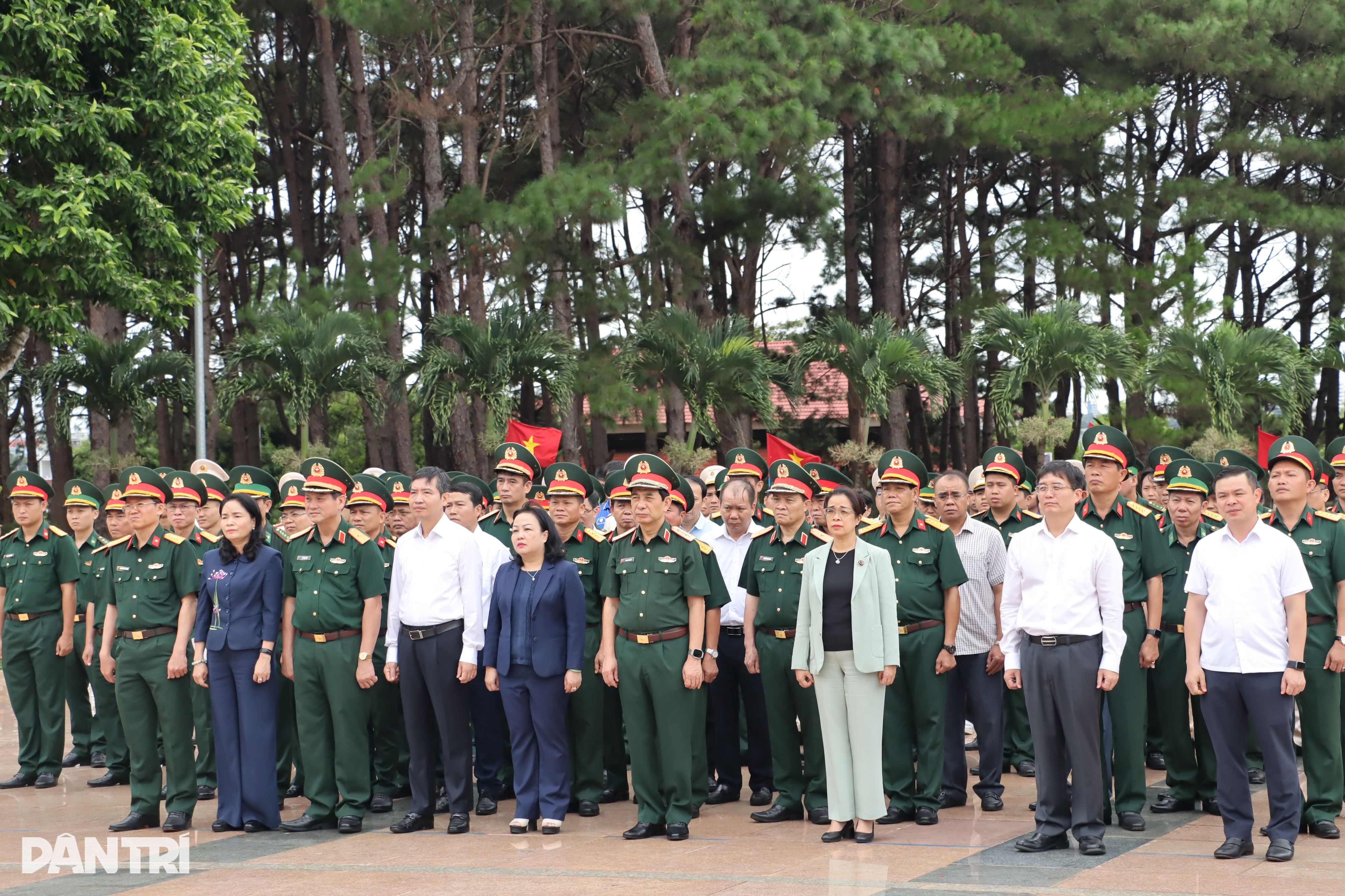 Đại tướng Phan Văn Giang thăm, tặng quà người có công tại Đắk Lắk