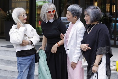 Hội chị em tóc bạc "chất chơi" nhất Hà Nội