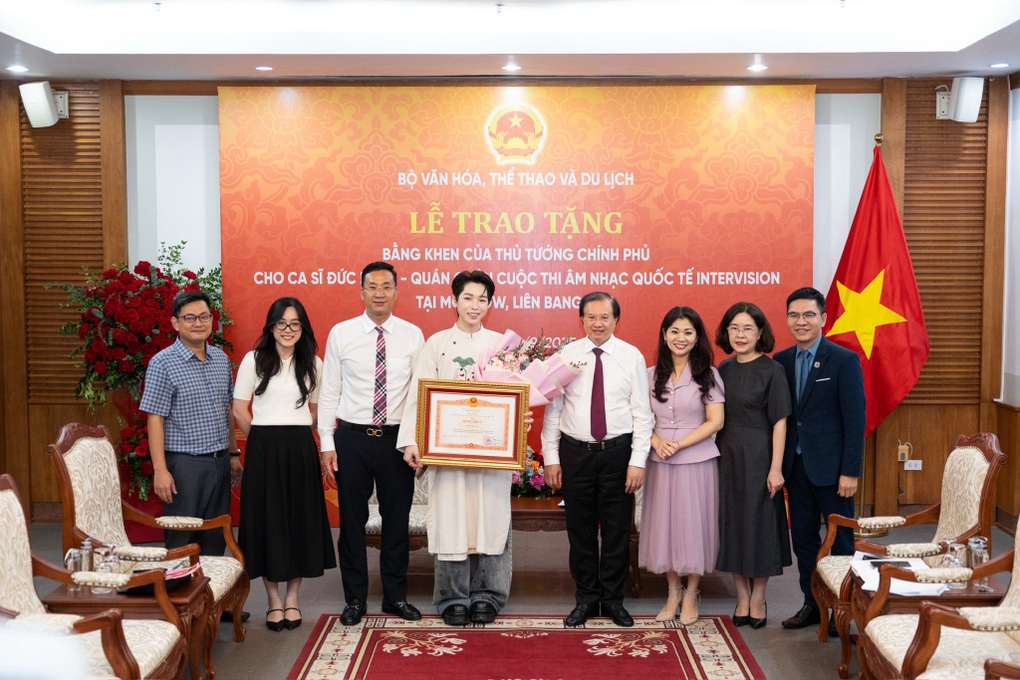 Ca sĩ Đức Phúc nhận bằng khen của Thủ tướng Chính phủ - 2 Ca sĩ Đức Phúc nhận bằng khen của Thủ tướng Chính phủ - 2