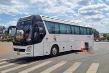 Đi bộ qua đường, người phụ nữ bị xe khách tông tử vong