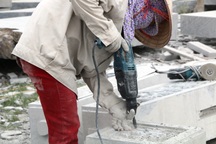 Về Ninh Bình xem phụ nữ làm nghề đá mỹ nghệ