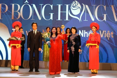 Cúp Bông hồng Vàng tôn vinh 100 nữ doanh nhân Việt Nam tiêu biểu