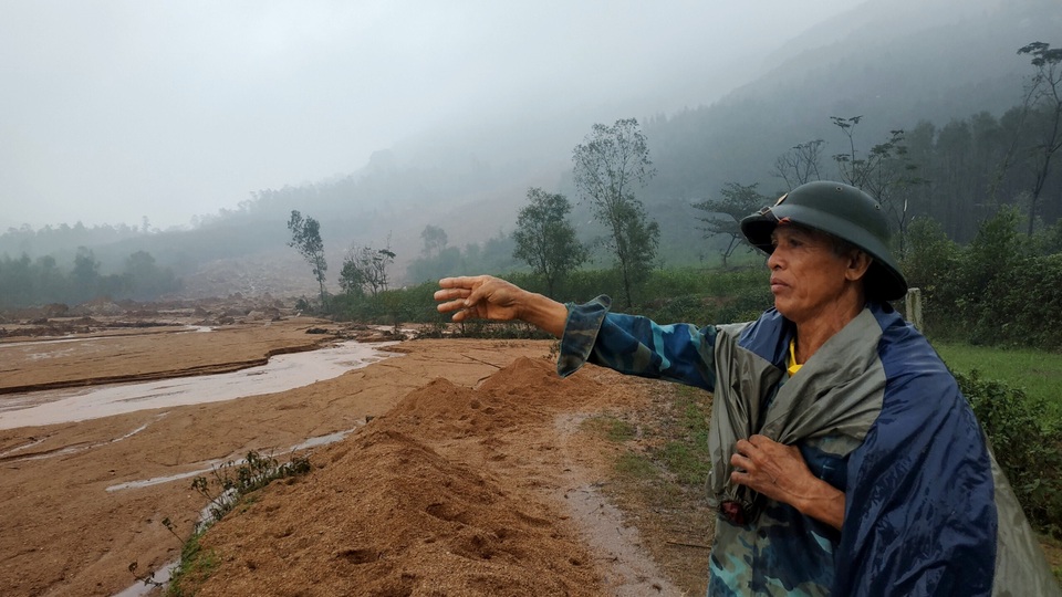 Người dân thấp thỏm sống dưới ngọn núi... “chờ sập” - 3 Người dân thấp thỏm sống dưới ngọn núi... “chờ sập” - 3