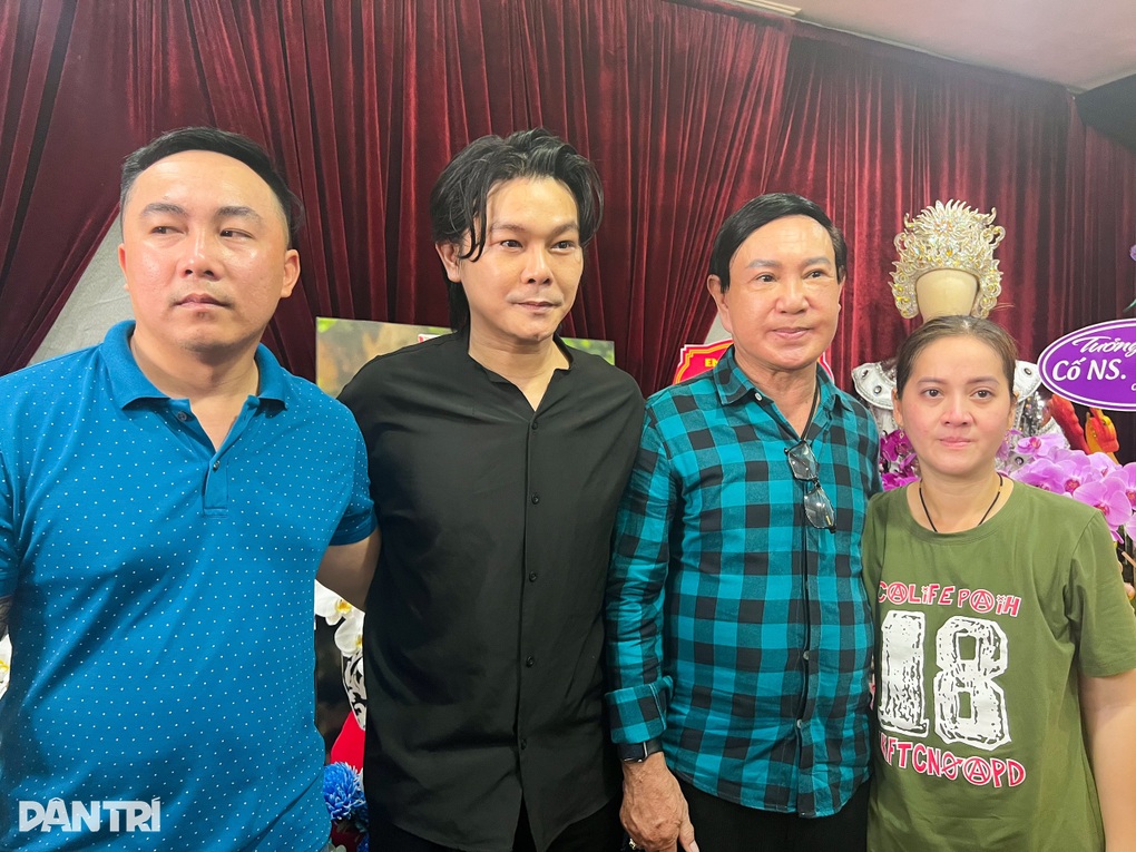 Lễ cúng 100 ngày Vũ Linh: Con gái Hồng Loan khóc nghẹn trước bàn thờ cha - 10 Lễ cúng 100 ngày Vũ Linh: Con gái Hồng Loan khóc nghẹn trước bàn thờ cha - 10