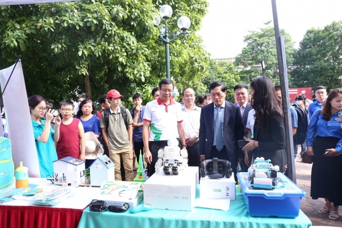 ác đại biểu tham quan gian trưng bày tại ngày hội STEM Quốc gia lần thứ 8.