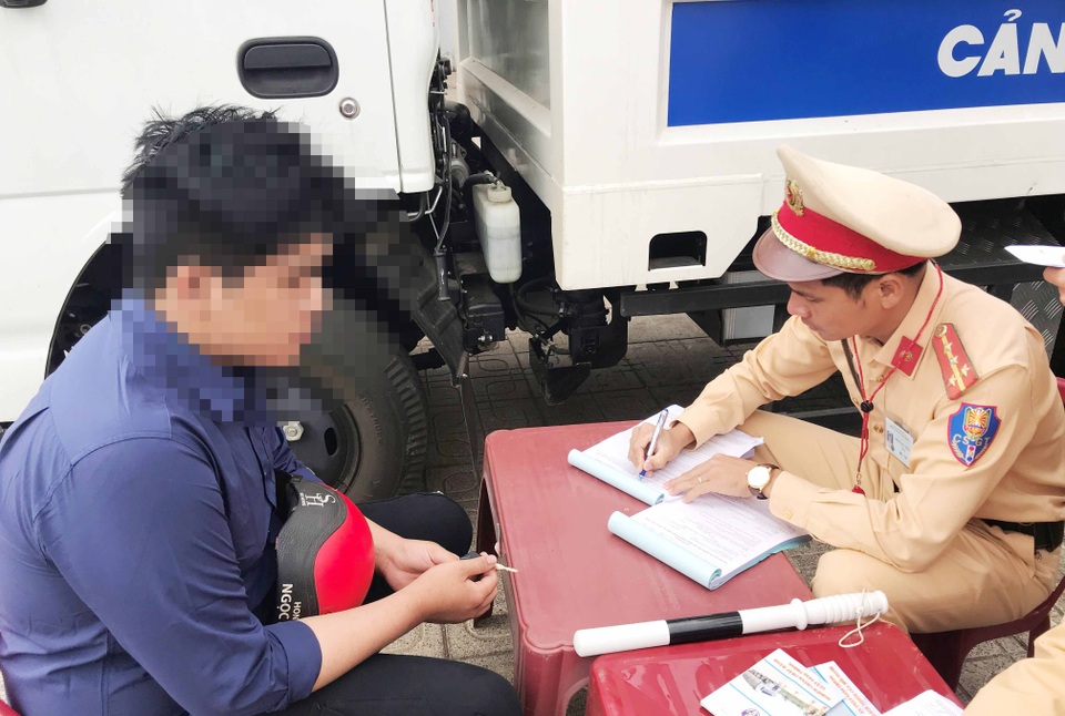 Đầu năm, CSGT ra quân xử lý nghiêm vi phạm nồng độ cồn - 2 Đầu năm, CSGT ra quân xử lý nghiêm vi phạm nồng độ cồn - 2