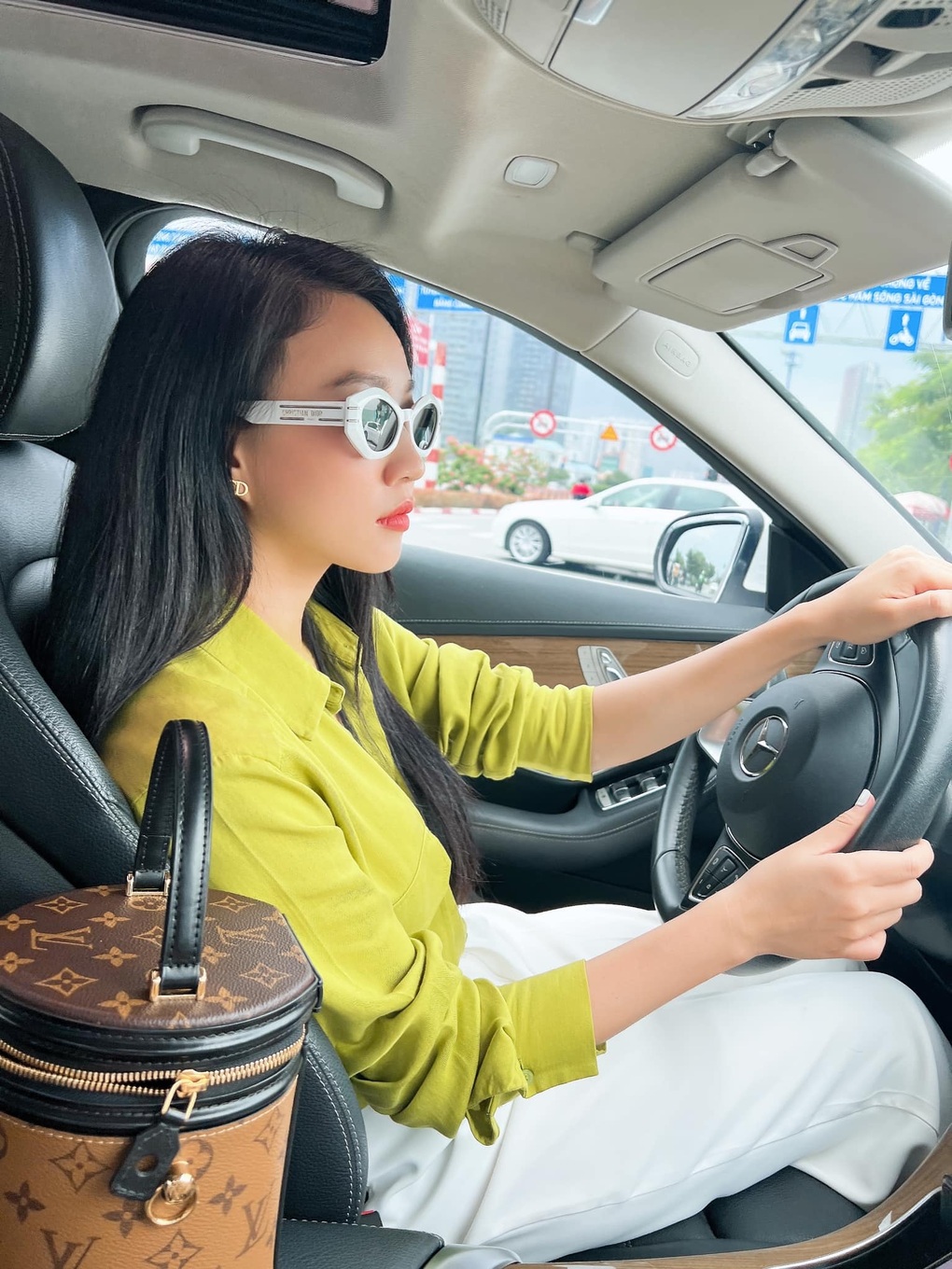 Nàng thơ của Sơn Tùng M-TP sở hữu nhà lầu, xe hơi ở tuổi 28 - 3 Nàng thơ của Sơn Tùng M-TP sở hữu nhà lầu, xe hơi ở tuổi 28 - 3