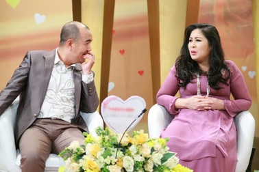 Danh hài Quốc Thuận cười té ghế với cặp vợ chồng “đèn đỏ”