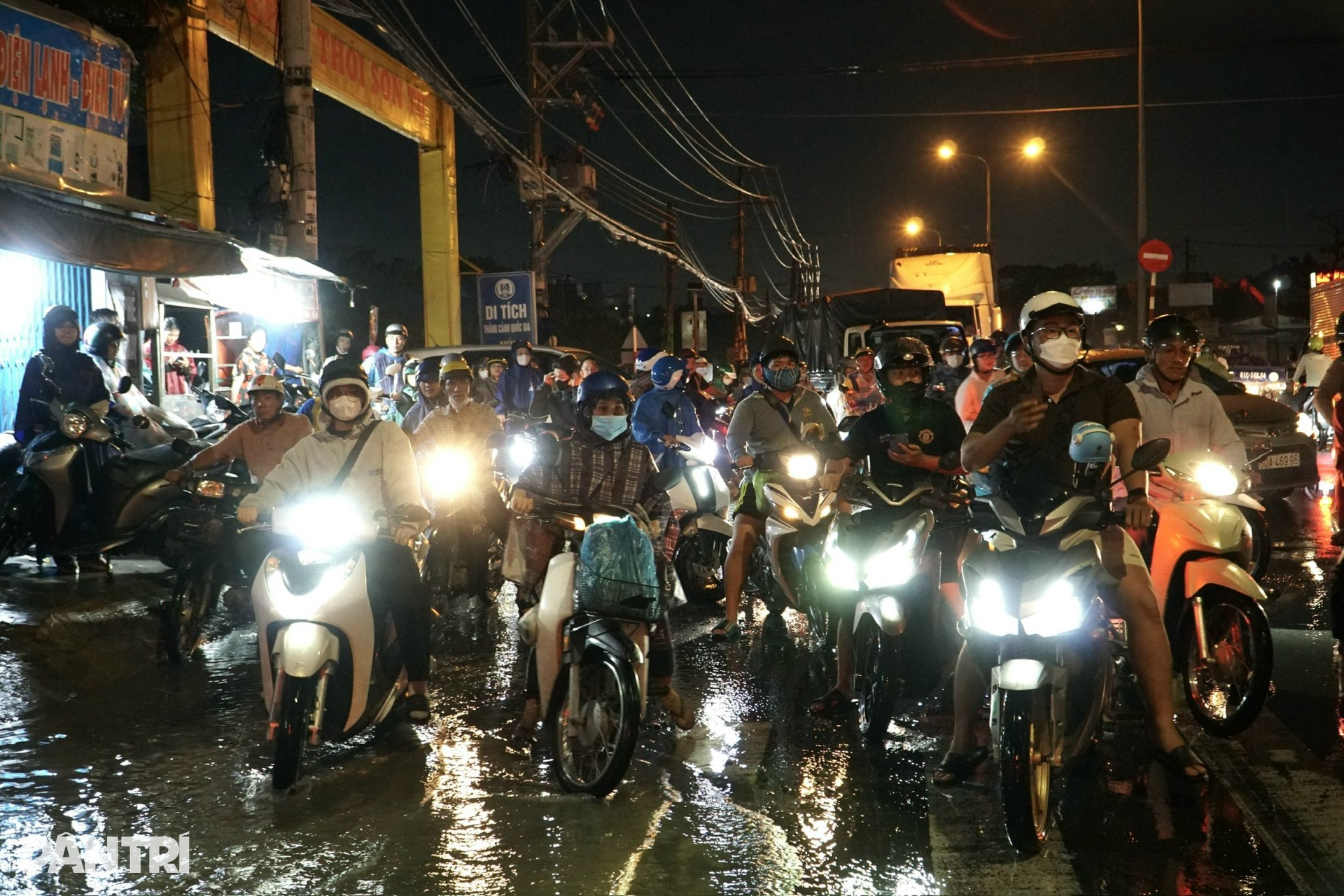 Quốc lộ ở TPHCM ngập mênh mông, người dân chôn chân sau giờ tan ca - 5 Quốc lộ ở TPHCM ngập mênh mông, người dân chôn chân sau giờ tan ca - 5
