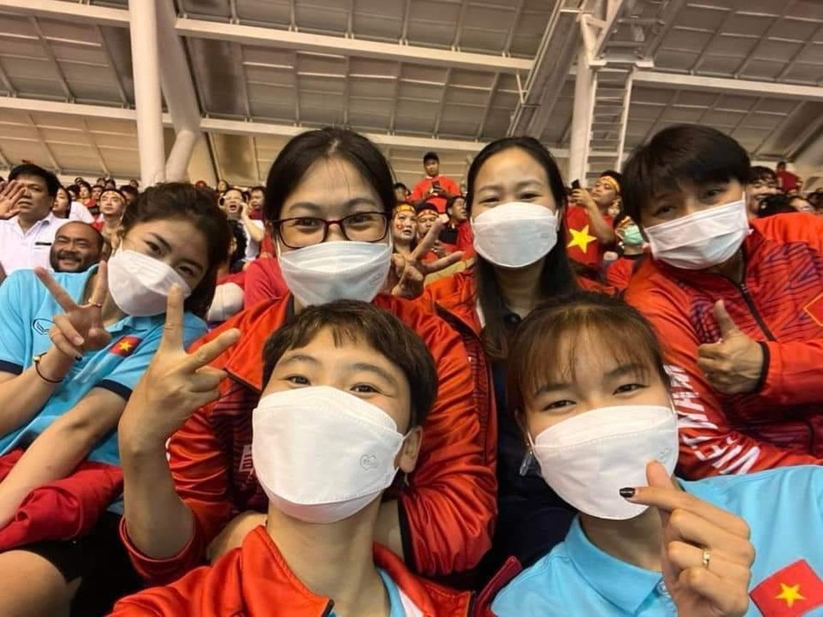 Sau khi giành huy chương vàng, các Sau khi giành huy chương vàng, các