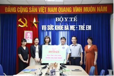 Diana Unicharm phát khăn lau xua muỗi Bobby Antimos tại 6 tỉnh ảnh hưởng sau bão lũ