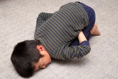 Bé trai tắc ruột, gắp ra hàng chục "con ngoe nguẩy"