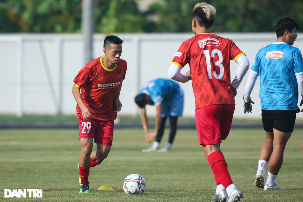 Thành Chung hội quân, Văn Quyết không tranh áo số 10 với Công Phượng - 4