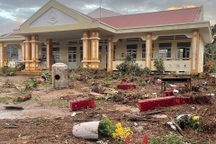 Một xã có 5 trường học tan hoang sau bão Kalmaegi