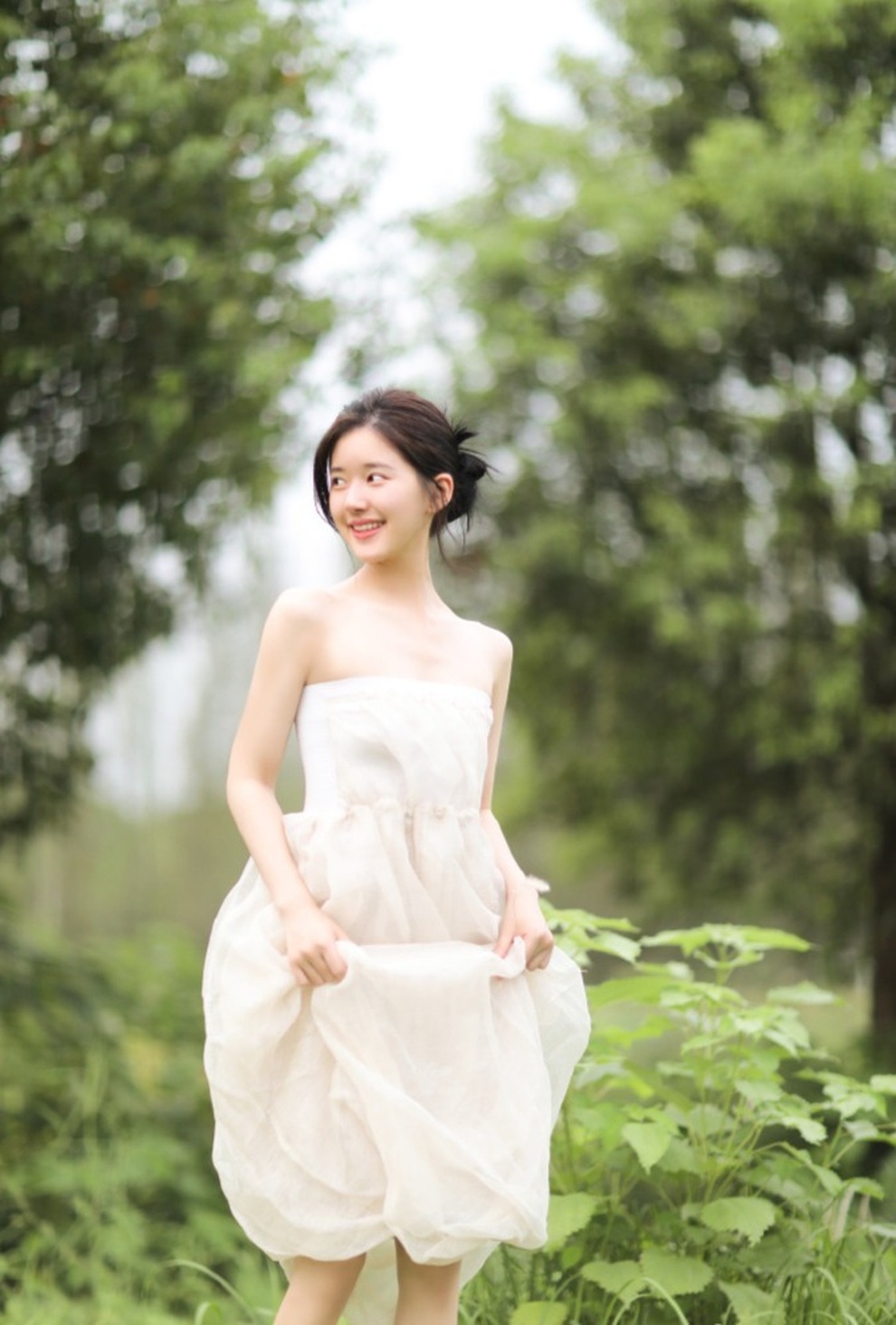 Triệu Lộ Tư gây sốt với bộ ảnh đẹp tinh khôi mong manh sương khói - 4 Triệu Lộ Tư gây sốt với bộ ảnh đẹp tinh khôi mong manh sương khói - 4