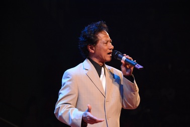 70 tuổi danh ca Chế Linh vẫn khiến khán giả xuýt xoa