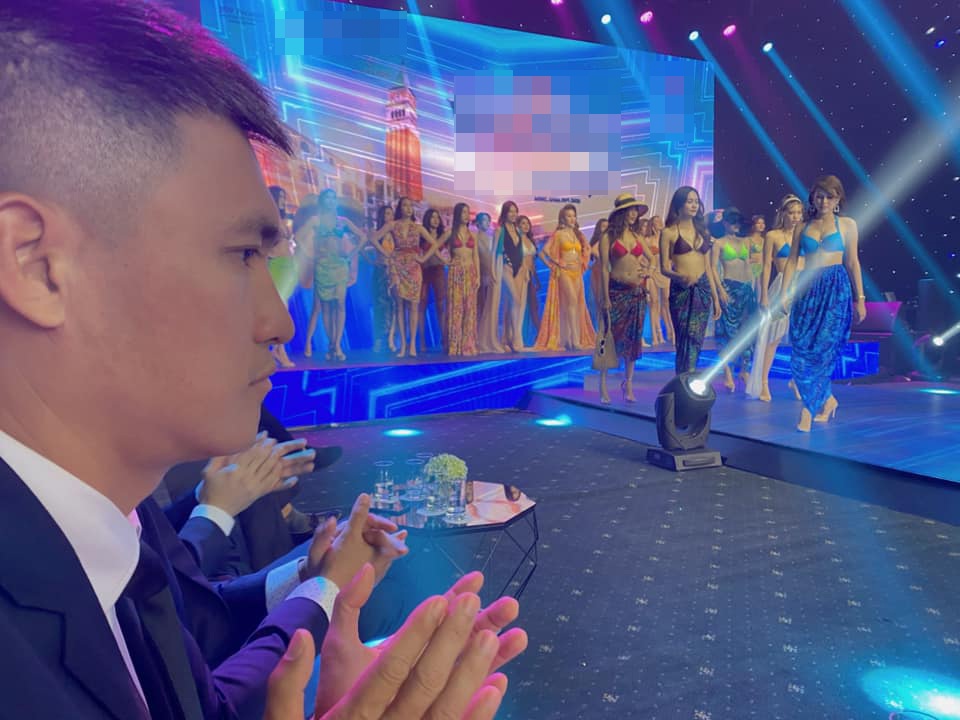 Biểu cảm đáng yêu của Công Vinh khi cùng Thủy Tiên xem trình diễn bikini - 3 Biểu cảm đáng yêu của Công Vinh khi cùng Thủy Tiên xem trình diễn bikini - 3