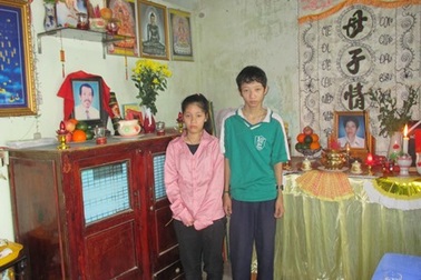 Cha mẹ mất sớm, anh "khờ" chăm em dại