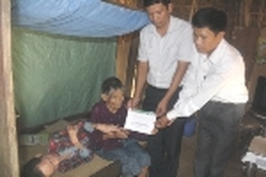 Món quà đầu tiên đến với người mẹ gần 90 tuổi nuôi con bại liệt