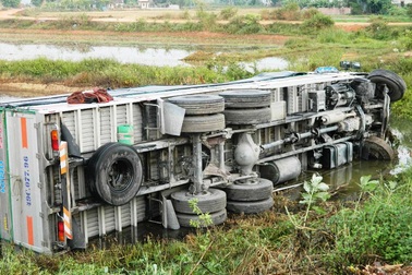 Vượt ẩu, xe tải tông chết người đi bộ qua đường