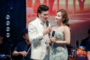 Khánh An hát cải lương cùng NSƯT Kim Tiểu Long, được ông nội cổ vũ