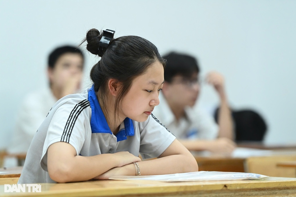 Thí sinh Hà Nội làm bài môn toán, kết thúc kỳ thi lớp 10 không chuyên - 1 Thí sinh Hà Nội làm bài môn toán, kết thúc kỳ thi lớp 10 không chuyên - 1