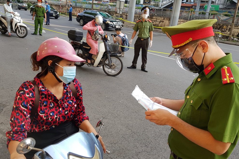 CSGT Hà Nội làm việc xuyên đêm, cấp hơn 20.000 giấy đi đường - 2 CSGT Hà Nội làm việc xuyên đêm, cấp hơn 20.000 giấy đi đường - 2