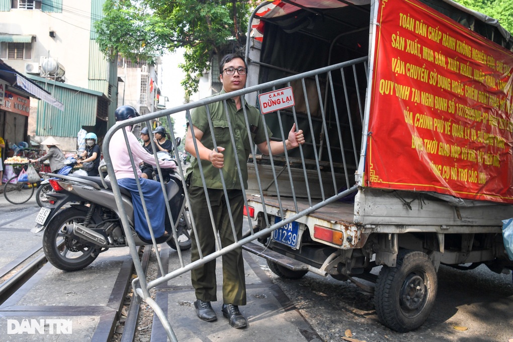 Hà Nội dựng hàng rào phong tỏa phố cà phê đường tàu - 1 Hà Nội dựng hàng rào phong tỏa phố cà phê đường tàu - 1