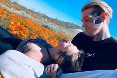 Aaron Carter chia tay bạn gái mang bầu và có bạn gái mới