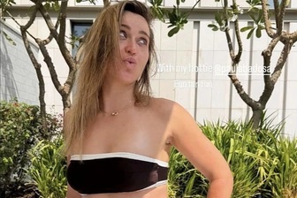 Tay vợt số 1 thế giới mặc bikini nóng bỏng để đáp trả tranh cãi giới tính