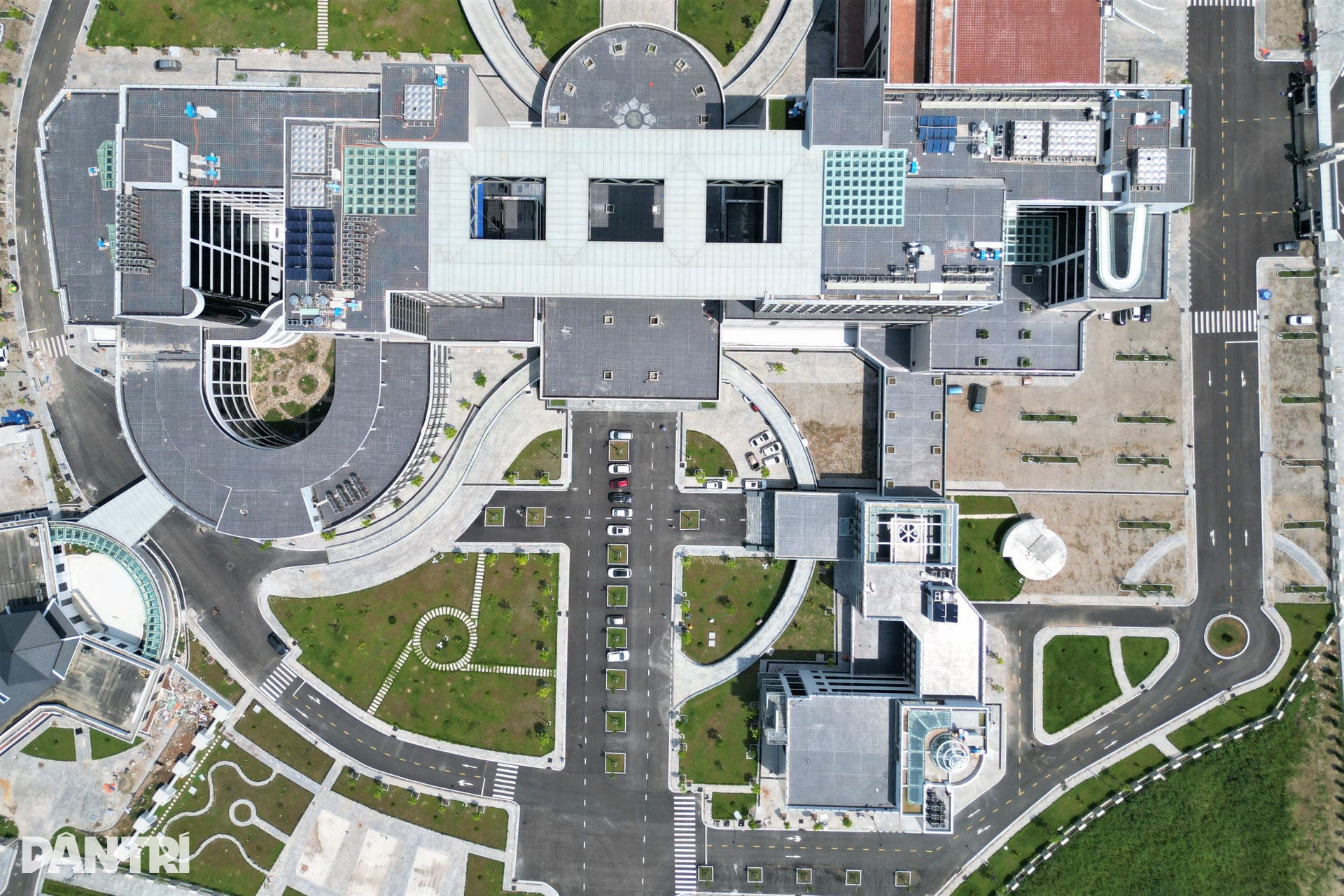 Bệnh viện 1.700 tỷ đồng xây 18 năm, đẹp như khách sạn, có sân đỗ trực thăng - 4